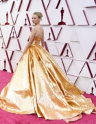 Ariana Grande continúa haciendo récord con su bello vestido de novia