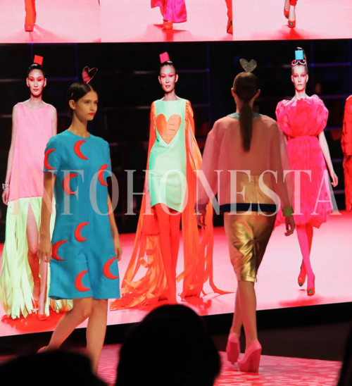 Presentes en #MBFWMadrid: Galería de imágenes exclusivas del desfile de Ágatha Ruiz de la Prada