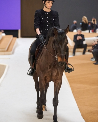 París Fashion Week: Chanel, Dior y Valentino en una pasarela romántica y colorida