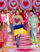 Ágatha Ruiz de la Prada: un desfile a puro color con un mensaje de paz para Ucrania