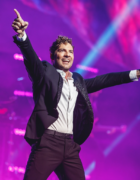 La prueba de que Lily Collins es igualita a su padre, Phil Collins