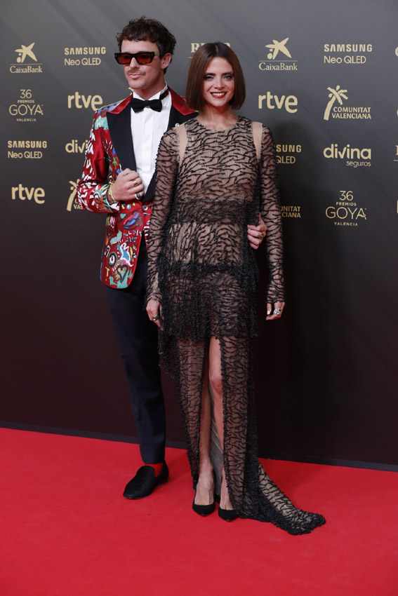 La elegancia se viste de rojo en la alfombra de los premios Goya