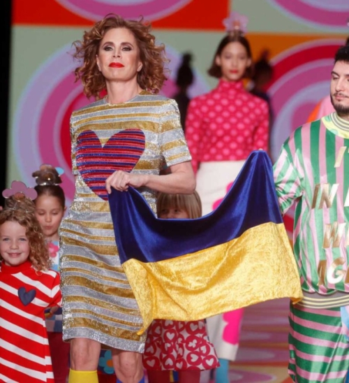 Ágatha Ruiz de la Prada: un desfile a puro color con un mensaje de paz para Ucrania