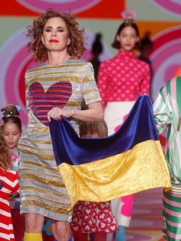 Ágatha Ruiz de la Prada: un desfile a puro color con un mensaje de paz para Ucrania