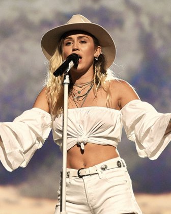 Cómo hace Miley Cyrus para combinar música, glamour (natural, claro) y belleza libre