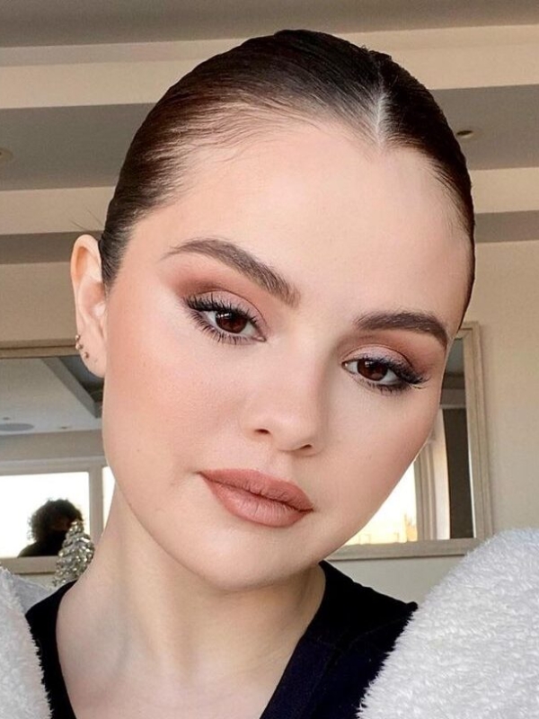 Selena Gómez sin una gota de maquillaje y con rizos desafiantes
