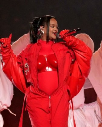 Rihanna anuncia su segundo embarazo en su show en la Super Bowl 2023