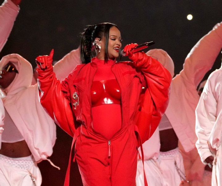 Rihanna anuncia su segundo embarazo en su show en la Super Bowl 2023