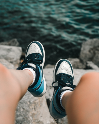 Sí, las zapatillas deportivas se convirtieron en prendas elegantes