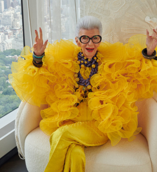 Iris Apfel, icono de estilo y diseñadora de moda, brilla a sus 100 años en una colección con H&M