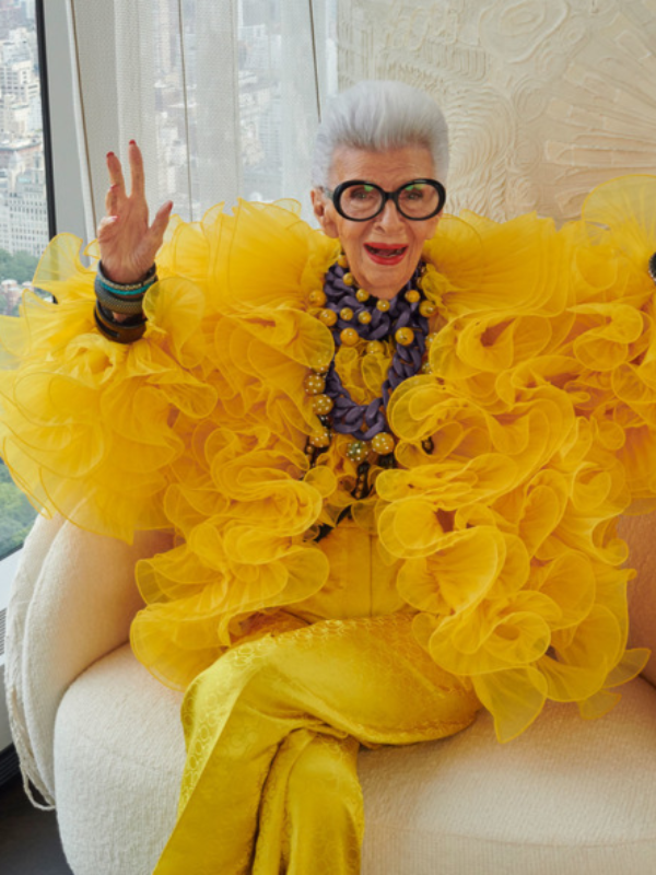 Iris Apfel, icono de estilo y diseñadora de moda, brilla a sus 100 años en una colección con H&M