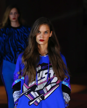 Custo Barcelona sorprendió en el día 2: contrastes de colores y mezcla de tejidos