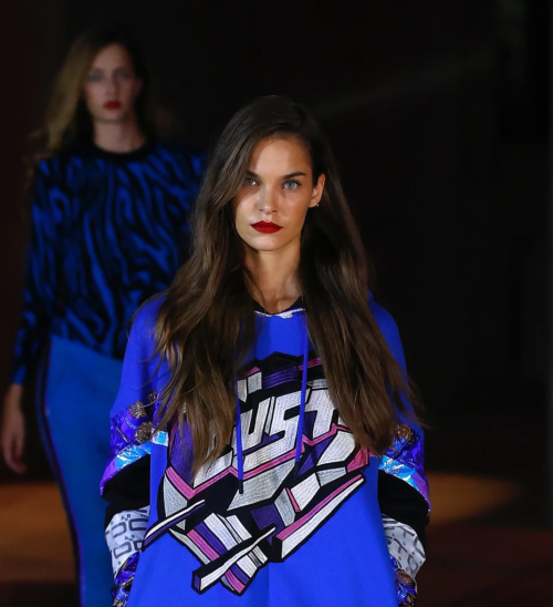 Custo Barcelona sorprendió en el día 2: contrastes de colores y mezcla de tejidos