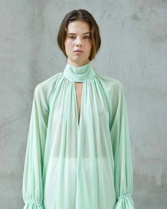 Eiko Ai se ha inspirado en las siluetas de los años 90 y en las ninfas de luz