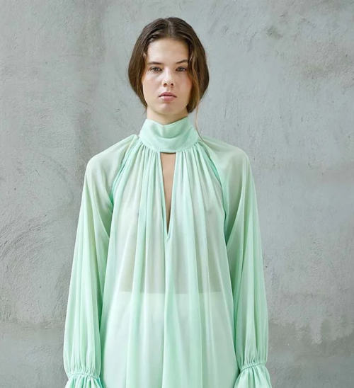 Eiko Ai se ha inspirado en las siluetas de los años 90 y en las ninfas de luz