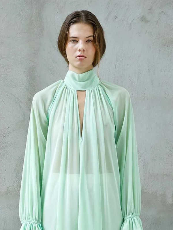 Eiko Ai se ha inspirado en las siluetas de los años 90 y en las ninfas de luz