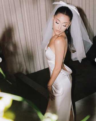 Ariana Grande continúa haciendo récord con su bello vestido de novia