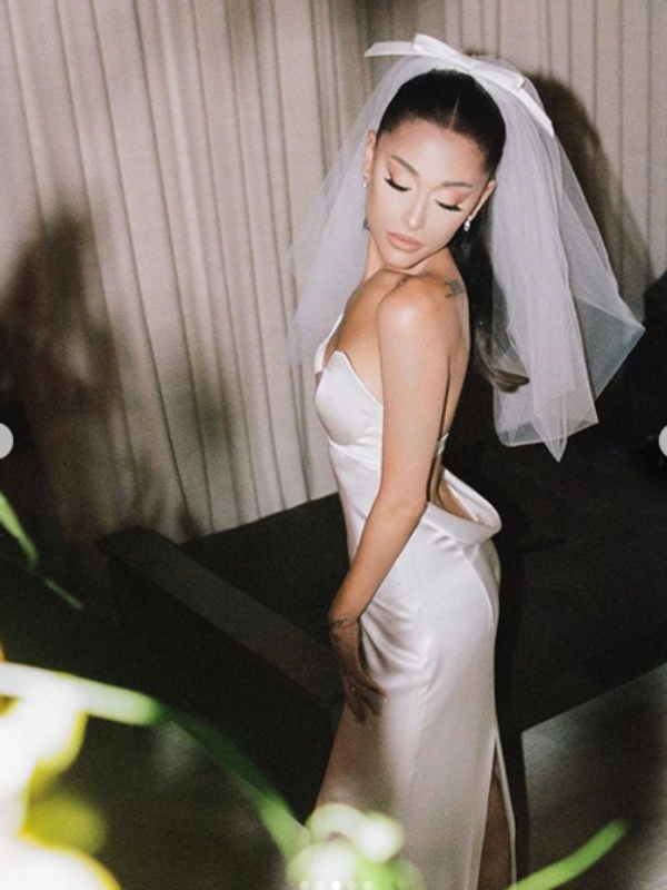 Ariana Grande continúa haciendo récord con su bello vestido de novia