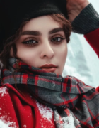 Eiko Ai se ha inspirado en las siluetas de los años 90 y en las ninfas de luz