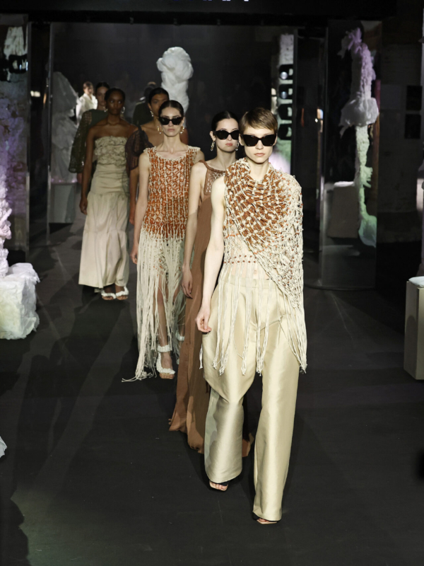 Simorra transmite pasión por el punto en la 080 Barcelona Fashion